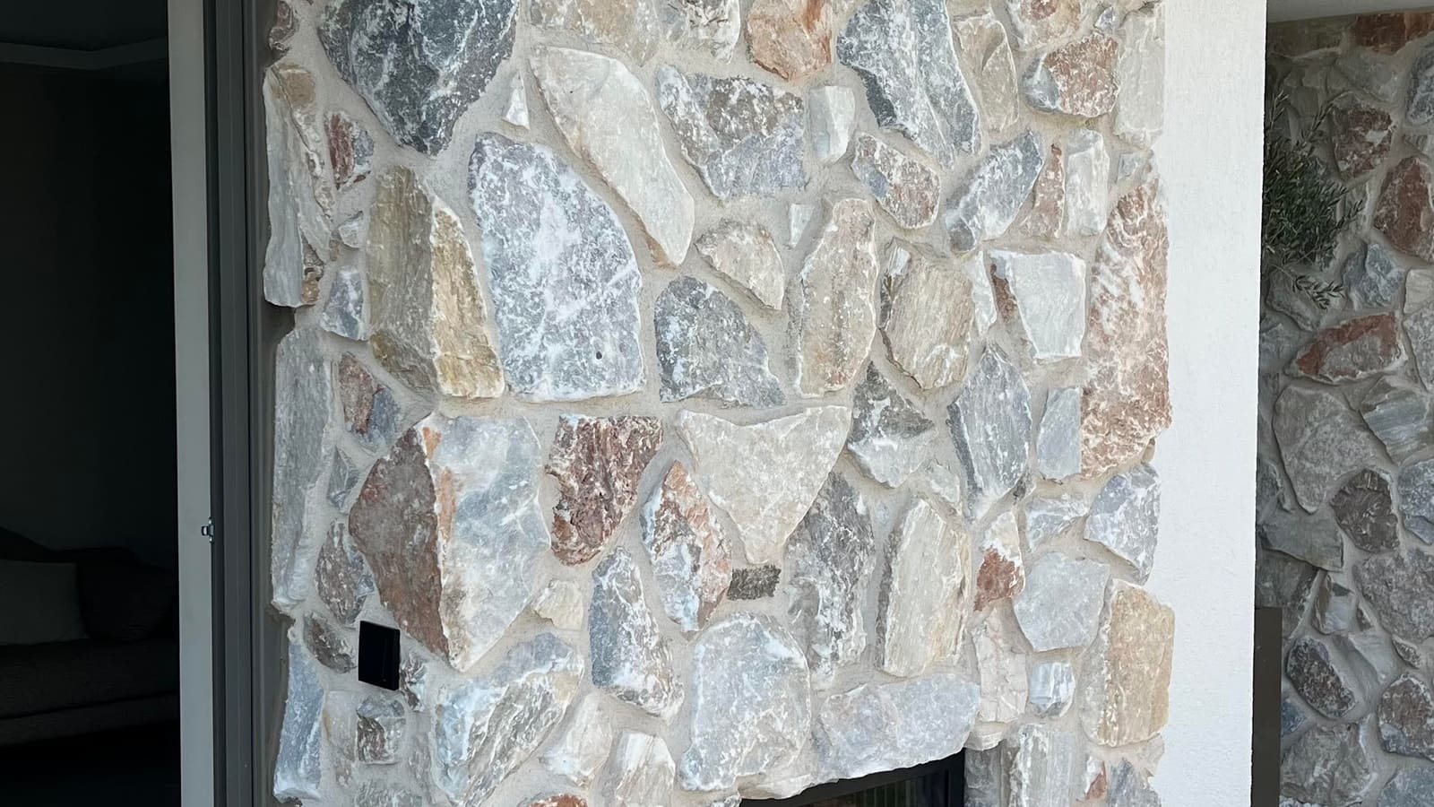 Doğal taş duvar kaplama uygulanmış proje